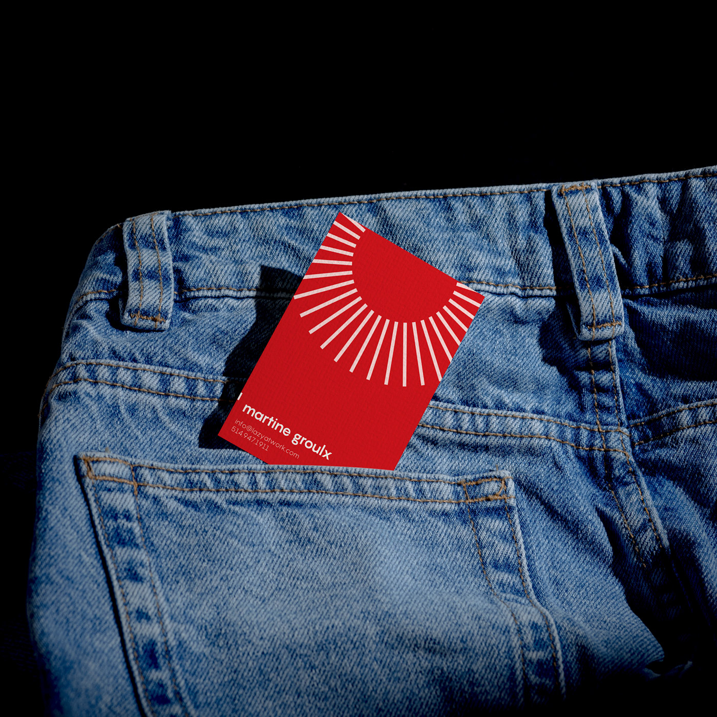 Carte de visite rouge avec un design graphique minimaliste et le nom