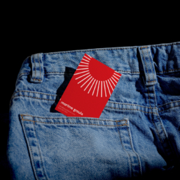 Carte de visite rouge avec un design graphique minimaliste et le nom 