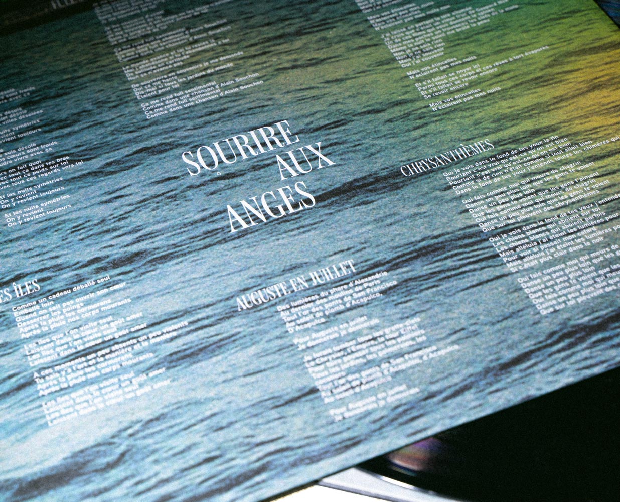 Gros plan sur la feuille des paroles de l’album 