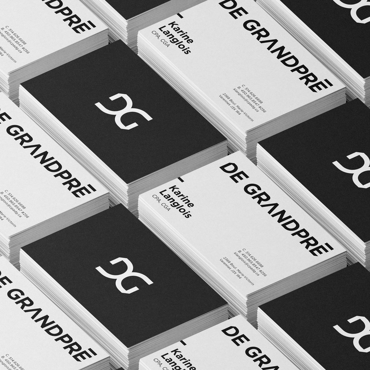 Cartes de visite en noir et blanc empilées, affichant le logo 