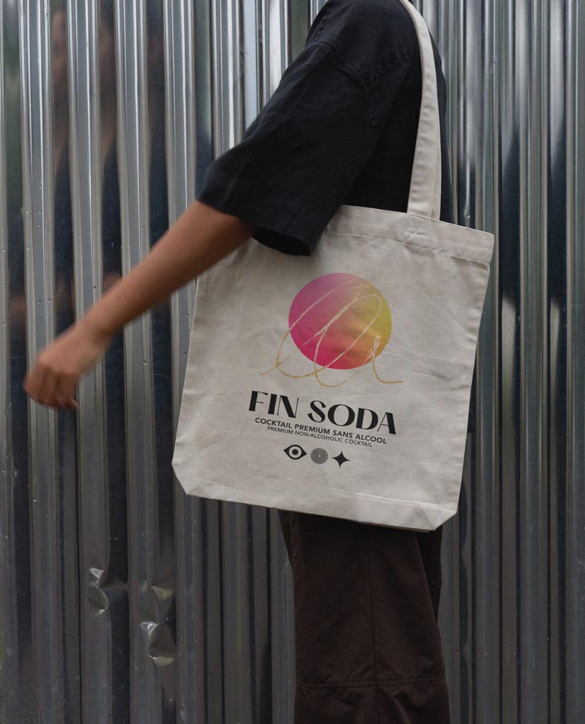 Personne portant un tote bag en toile avec le logo 