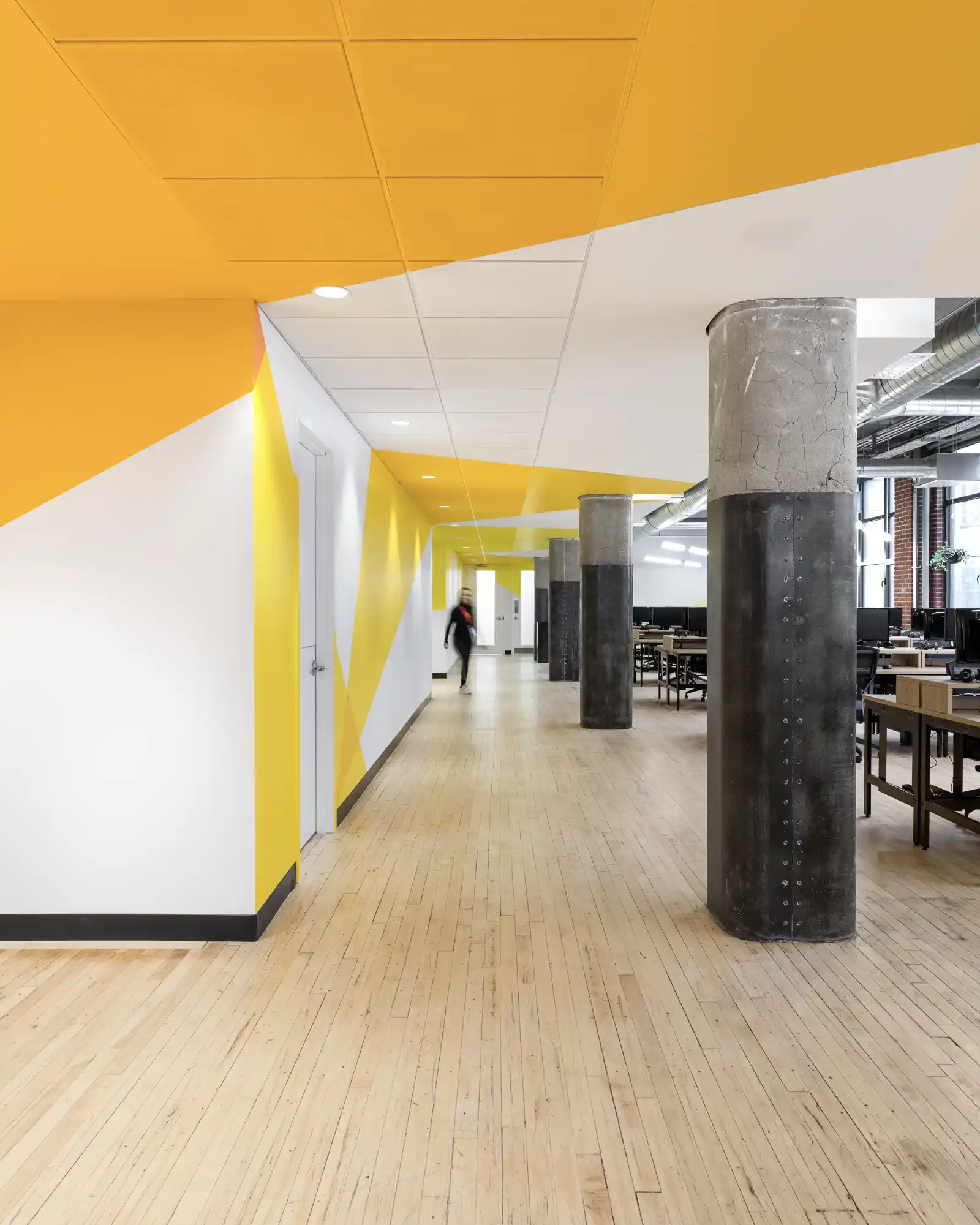 Design graphique appliqué aux murs et au plafond d’un espace de travail.