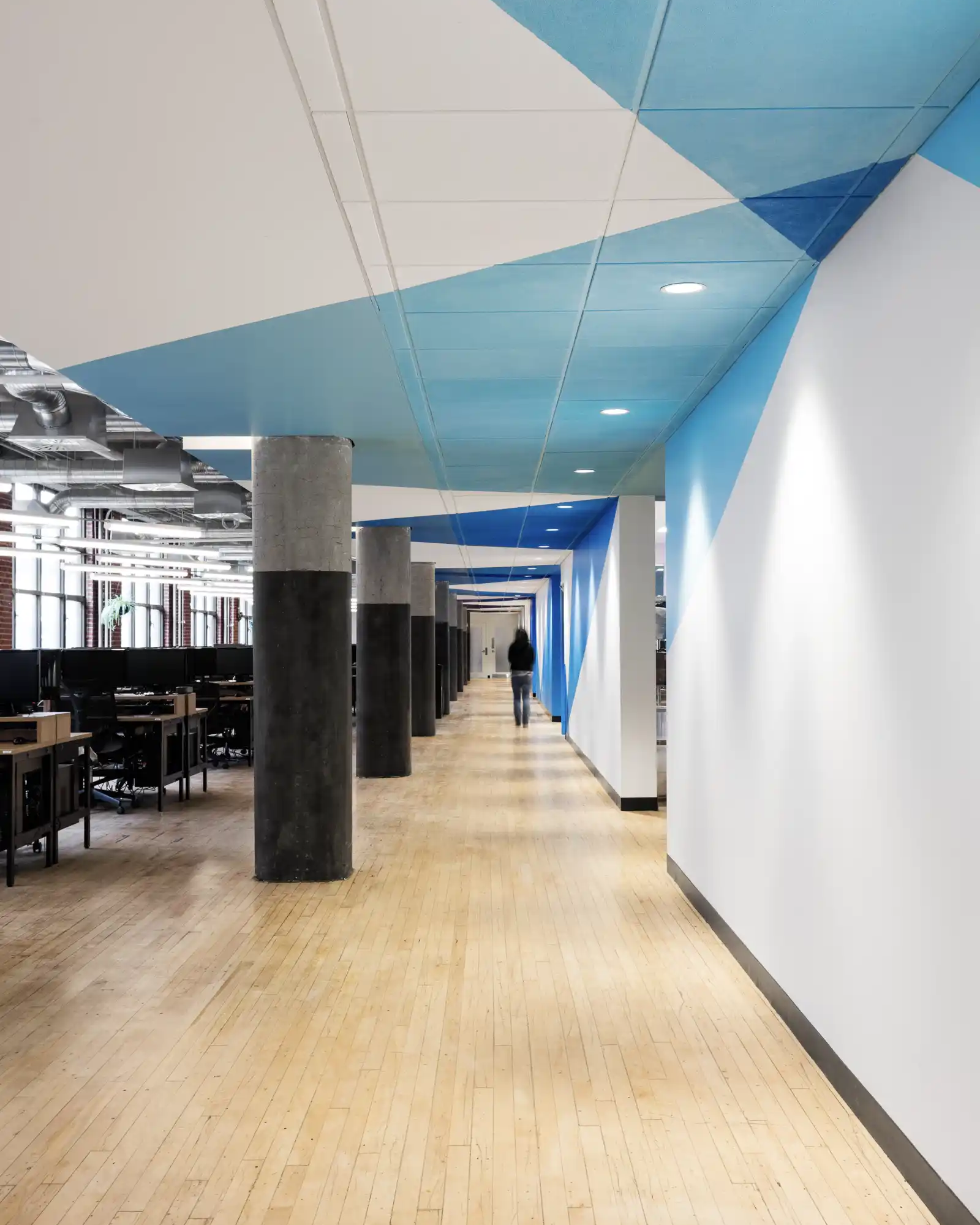 Mur et plafond décorés avec un design visuel immersif et structuré.