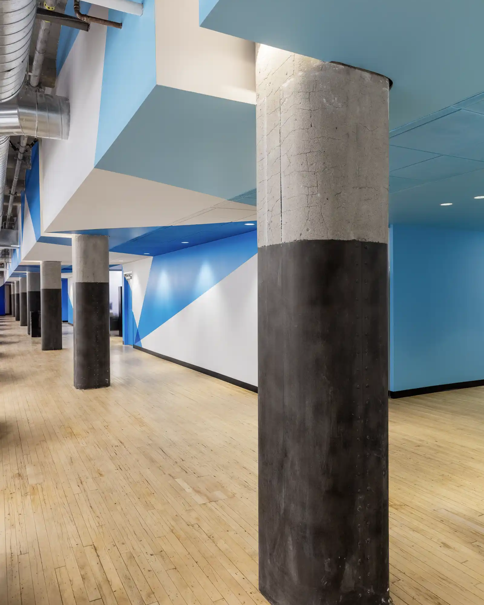 Mur et plafond décorés avec un design visuel immersif et structuré.